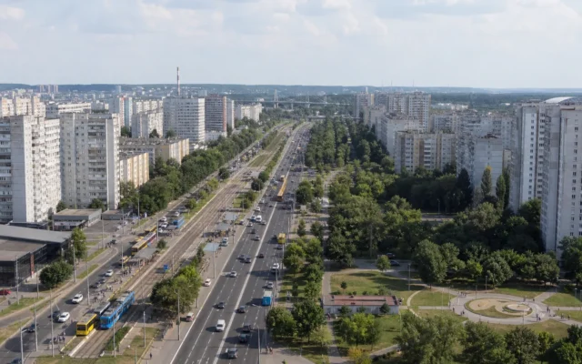 Деснянський район Києва: Троєщина, транспорт і корисні сервіси