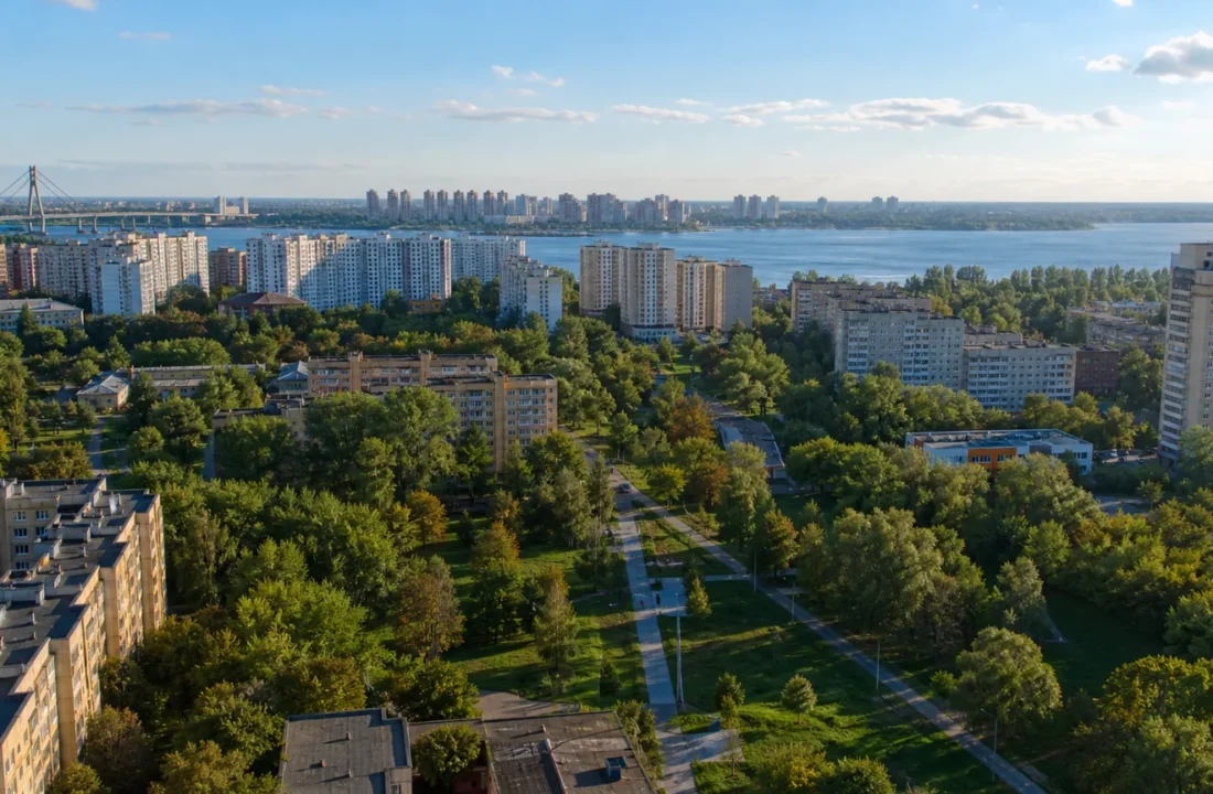 Дніпровський район Києва: парки, транспорт і повсякденні послуги