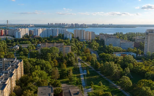 Дніпровський район Києва: парки, транспорт і повсякденні послуги